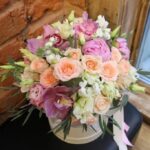 Шляпная коробка с  пионами и розами 45Х45