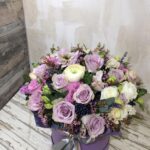 Сиреневая шляпная коробка из роз и ранункулюсов 45X45
