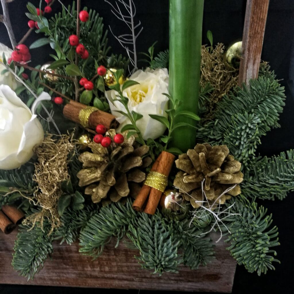 Композиция в ящичке с амариллисом